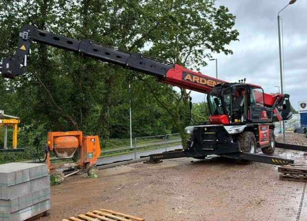 What User-Friendly Features Do Rotating Telehandlers Offer?