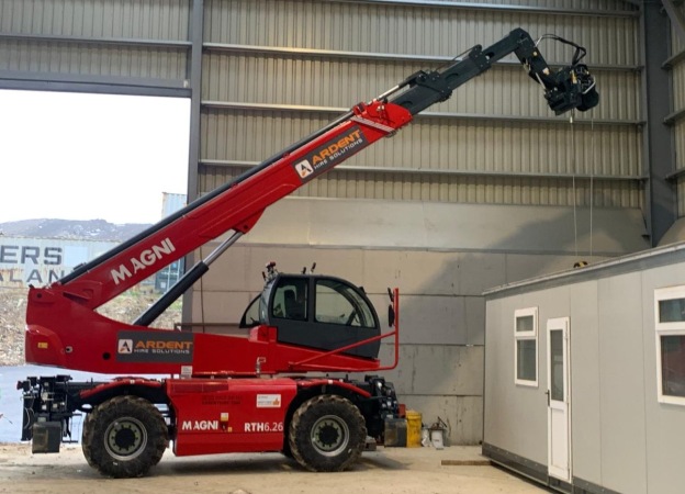 Using a Rotating Telehandler Effectively in a Tight Space