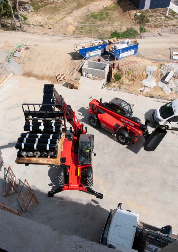 14 METRE MANITOU